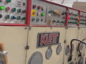 Kase Maker Klett 2000 – 2 colori dall’alto, slotter automatico, fustellatore SV850, incollatore ERO (Anno 1994)
